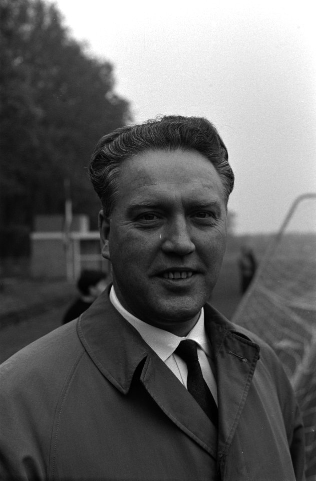 Het Nederlands elftal tegen Zwitserland Toon Martens, directeur van het KNVB sp, Bestanddeelnr 914-4887