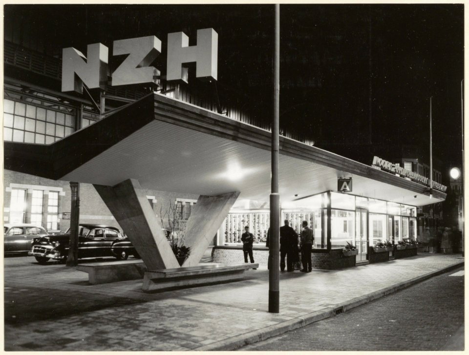 Het NZH kantoor aan het Stationsplein in de avond. NL-HlmNHA 54004412