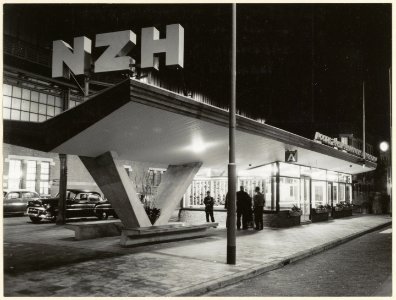 Het NZH kantoor aan het Stationsplein in de avond. NL-HlmNHA 54004412