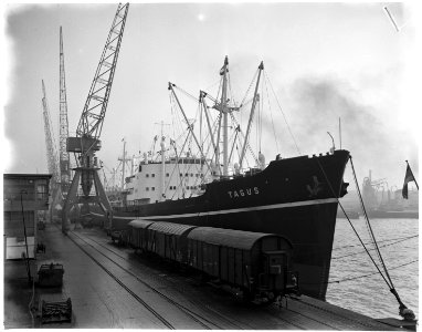 Het motorvrachtschip Tagus van de Noorse rederij Wilhelmsen voor vertrek van de eerste afvaart van de lijndienst naar het Verre Oosten. Rotterdam - NL-RtSA 4121 1065-01