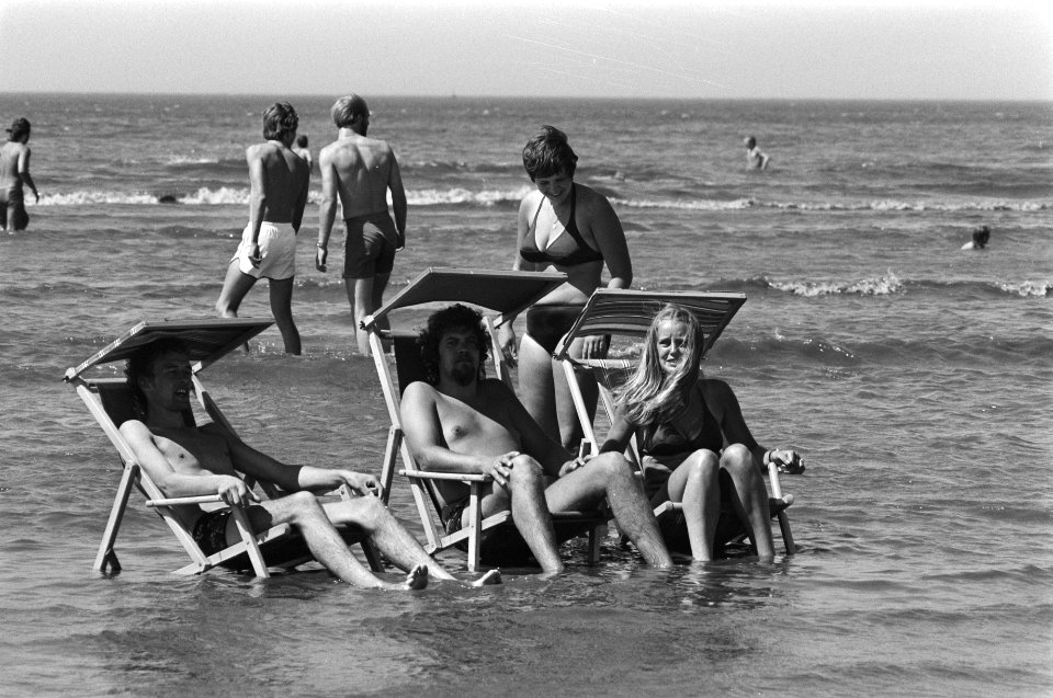 Hittegolf, mensen op het strand, Bestanddeelnr 928-6702