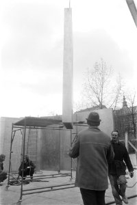 Het monument Vrouwen van Ravensbrück wordt geplaatst op het Museumplein in Amste, Bestanddeelnr 927-8117
