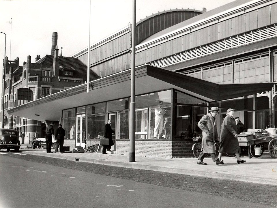 Het nieuwe kantoor van de NZH aan het Stationsplein tijdens de afbouw. Aangekocht in 1977 van United Photos de Boer bv, NL-HlmNHA 54010752