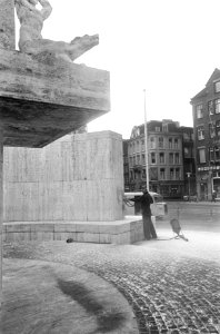 Het Monument op de Dam in Amsterdam wordt door middel van zandstralen gereinigd, Bestanddeelnr 922-7026
