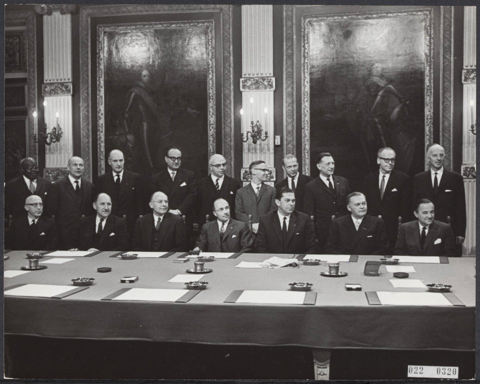 Het nieuwe kabinet Cals bijeen, zittend v.l.n.r. Samkalden (Justitie), Luns Buit, Bestanddeelnr 022-0320