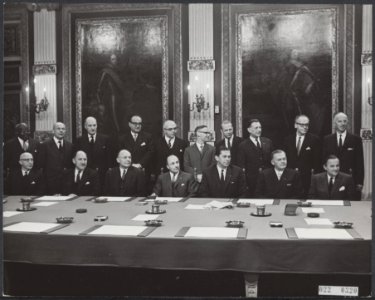 Het nieuwe kabinet Cals bijeen, zittend v.l.n.r. Samkalden (Justitie), Luns Buit, Bestanddeelnr 022-0320