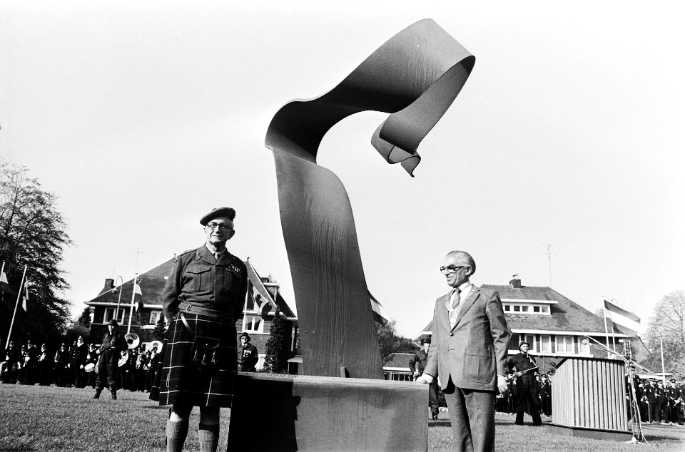 Het Monument voor Canadese Militairen aan de Apollolaan in Amsterdam wordt door , Bestanddeelnr 930-8136