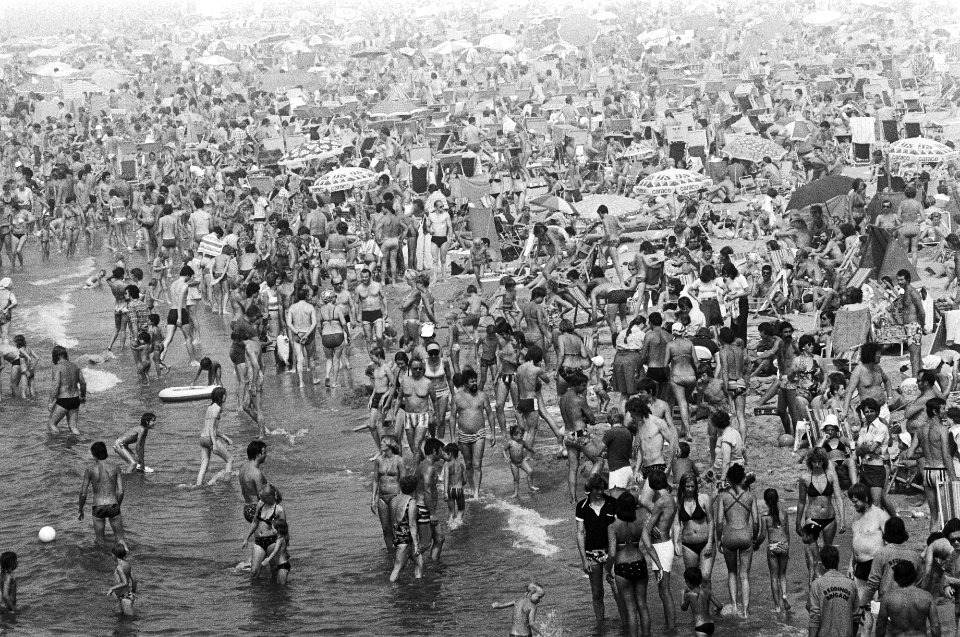 Hittegolf, enorme drukte op strand (Scheveningen), Bestanddeelnr 928-6672
