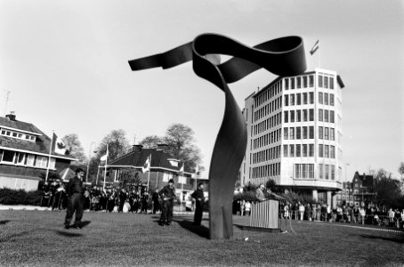 Het Monument voor Canadese Militairen aan de Apollolaan in Amsterdam wordt door , Bestanddeelnr 930-8135