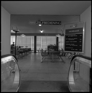 Het nieuwe zelfbedieningsrestaurant van de HEMA 1966