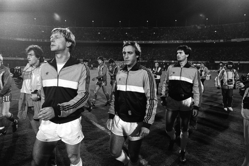 Het Nederlands elftal komt het veld op van links naar rechts Rep, Neeskens, La , Bestanddeelnr 931-7403