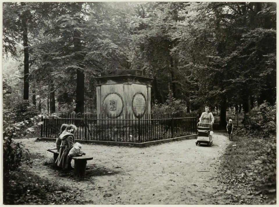 Het Lourens Jansz Coster monument in de Haarlemmerhout
