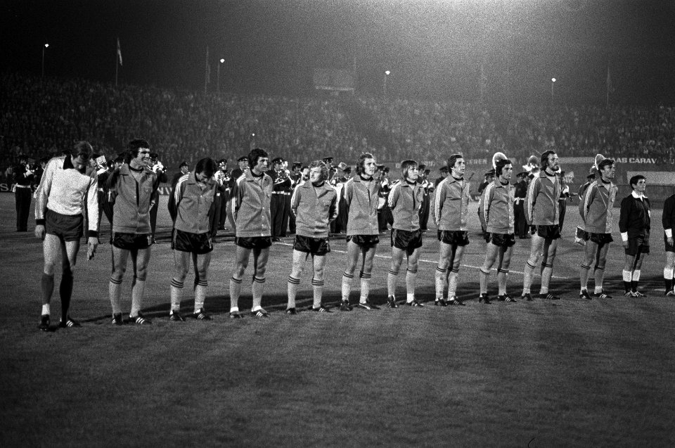 Het Nederlands elftal tijdens het spelen van de volksliederen, Bestanddeelnr 928-1358