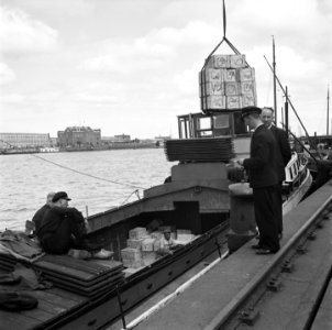 Het lossen van een schip aan de Handelskade, Bestanddeelnr 900-3346