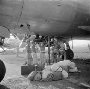 Het lossen en laden van de vliegtuigen op vliegveld Kemajoran door Japanse krijg, Bestanddeelnr 255-6805