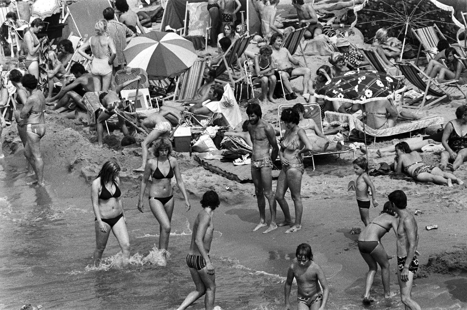 Hittegolf, enorme drukte op strand (Scheveningen), Bestanddeelnr 928-6673