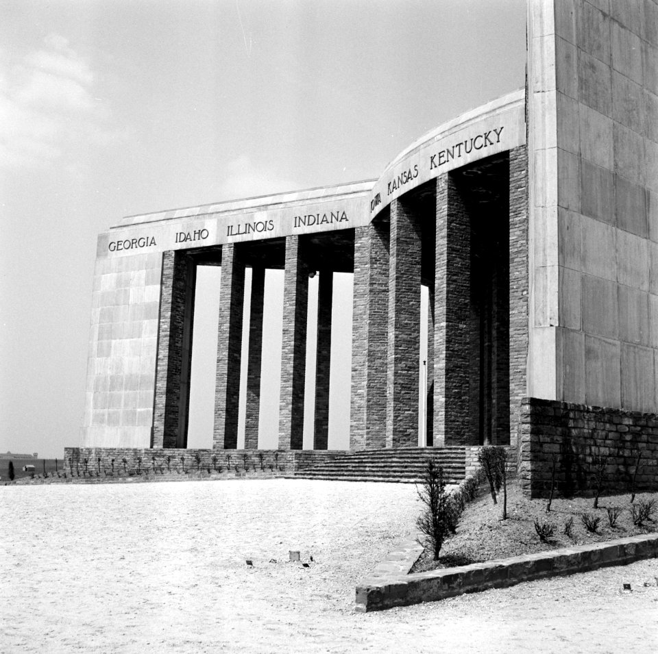 Het monument van de architect Georges Dedoyard op de architraven de namen van d, Bestanddeelnr 254-3378