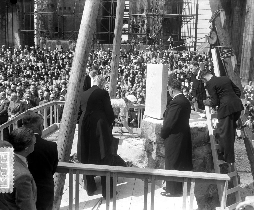 Het leggen van de eerste steen voor de restauratie van de Sint Laurens te Rotter, Bestanddeelnr 905-1192