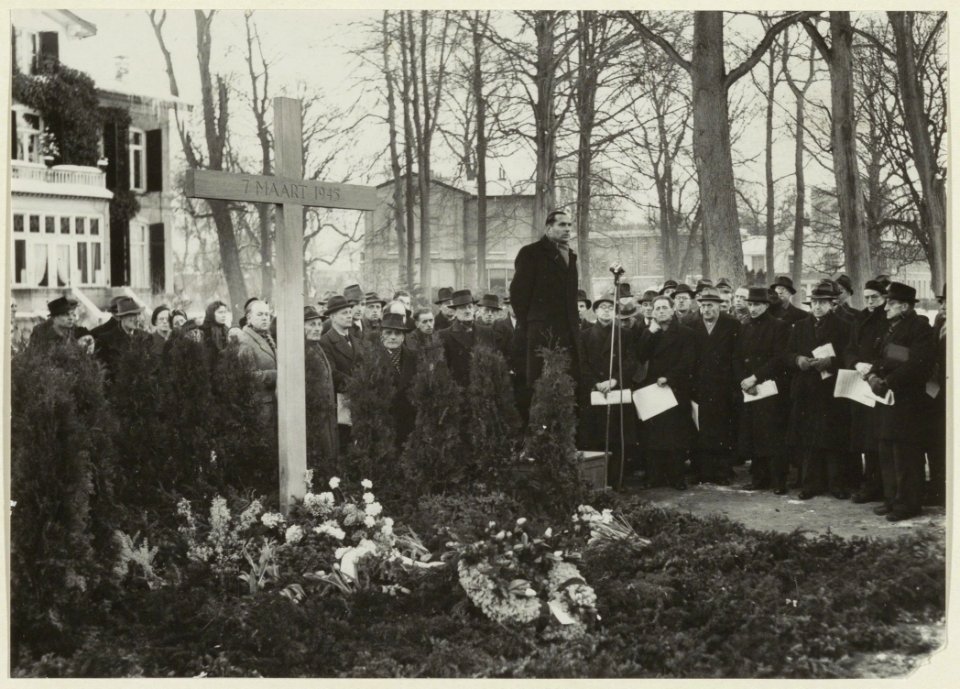 Het monument voor gevallen verzetsmensen op de Dreef tijdens een herdenkingsbijeenkomst waar Ds. J.P. van der Waal het woord voerde. NL-HlmNHA 54004642