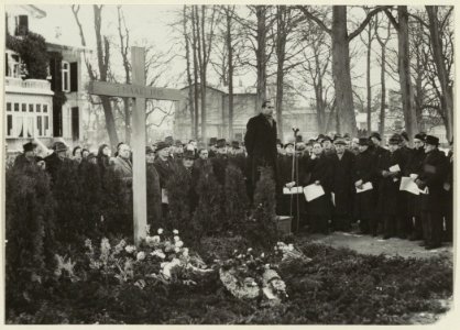 Het monument voor gevallen verzetsmensen op de Dreef tijdens een herdenkingsbijeenkomst waar Ds. J.P. van der Waal het woord voerde. NL-HlmNHA 54004642
