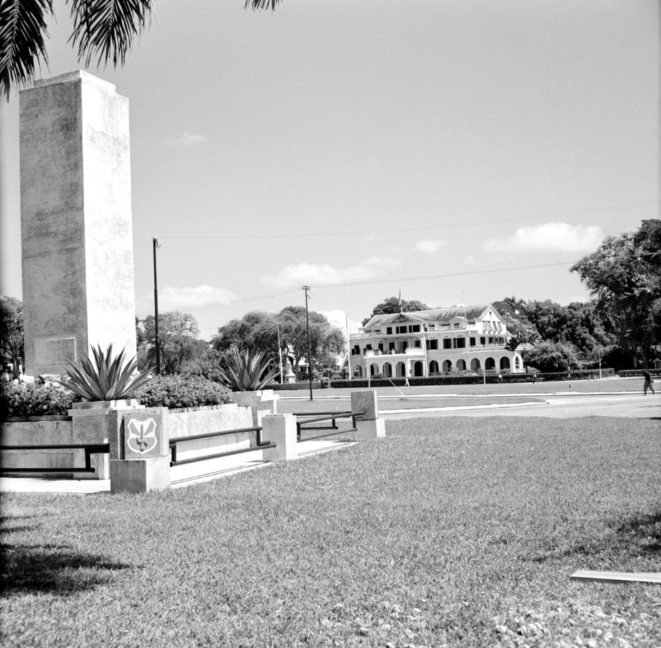 Het monument voor de gevallenen op het Gouvernementsplein in Paramaribo. Op de a, Bestanddeelnr 252-2221