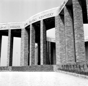 Het monument van de architect Georges Dedoyard op de architraven de namen van d, Bestanddeelnr 254-3385