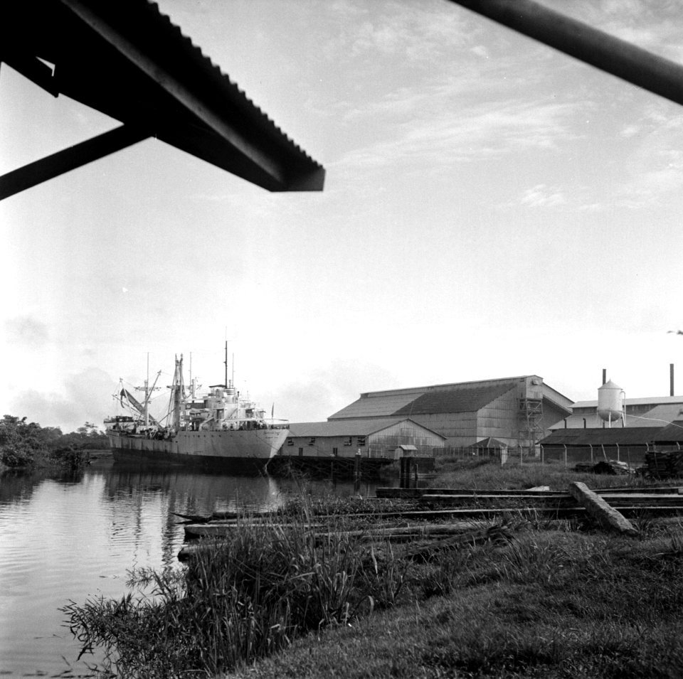 Het laden van een schip bij de fabriek van de Surinaamse Bauxiet Maatschappij in, Bestanddeelnr 252-6589