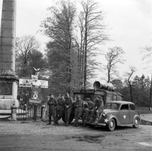 Het Militair Gezag bij de Naald in Apeldoorn (Loolaan) Op de foto is een voertu, Bestanddeelnr 900-2808