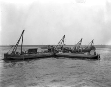 Het leggen van zinker voor water Rotterdam te Nieuwesluis Brielse Maas, Bestanddeelnr 907-0333