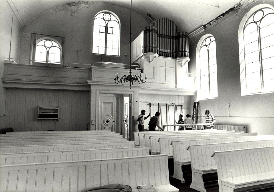 Het witte interieur van de kerk van de Evangelische Broedergemeente aan de Parklaan 34, ondergaat een grondige opknap beurt. Aangekocht in 1987 van United Photos de Boer bv. - Negatiefnummer 25326 k 8
