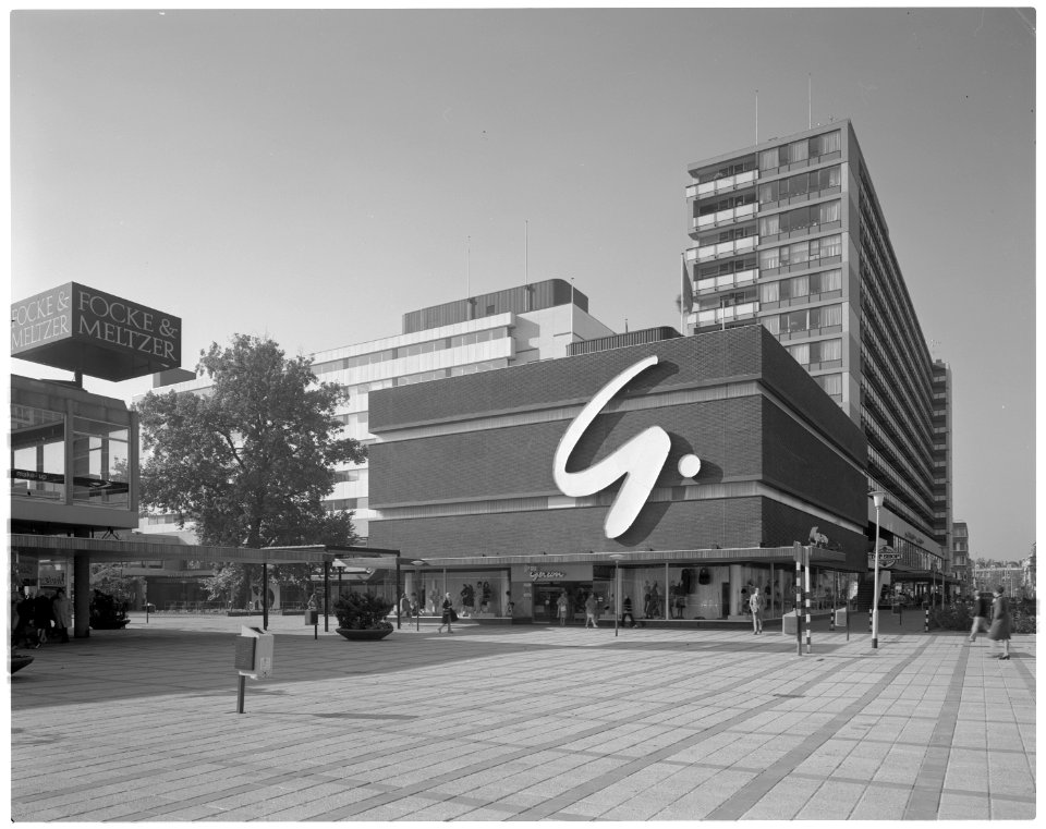 Het Lijnbaanplein met modehuis Gerzon en Focke & Meltzer 1972