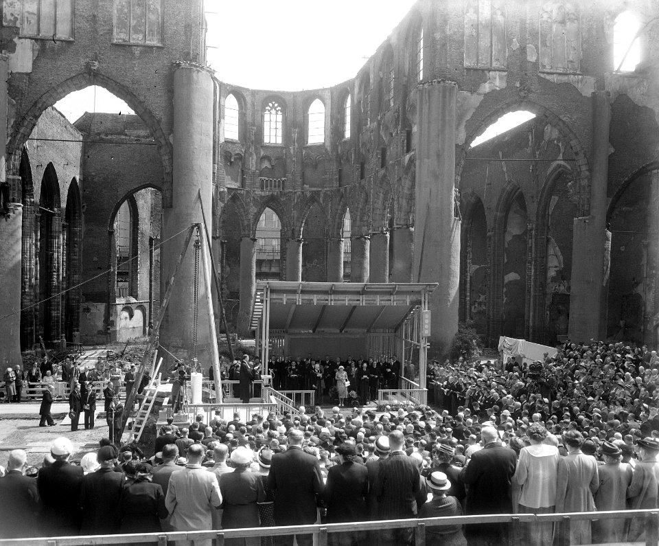 Het leggen van de eerste steen voor de restauratie van de Sint Laurens te Rotter, Bestanddeelnr 905-1195