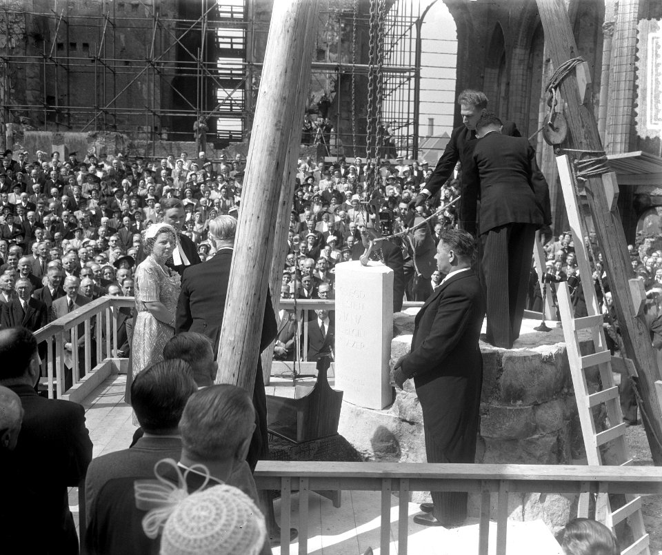 Het leggen van de eerste steen voor de restauratie van de Sint Laurens te Rotter, Bestanddeelnr 905-1198