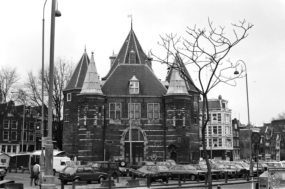 Het Waaggebouw op de Amsterdamse Nieuwmarkt dat in 1987 leeg komt te staan, Bestanddeelnr 933-5741