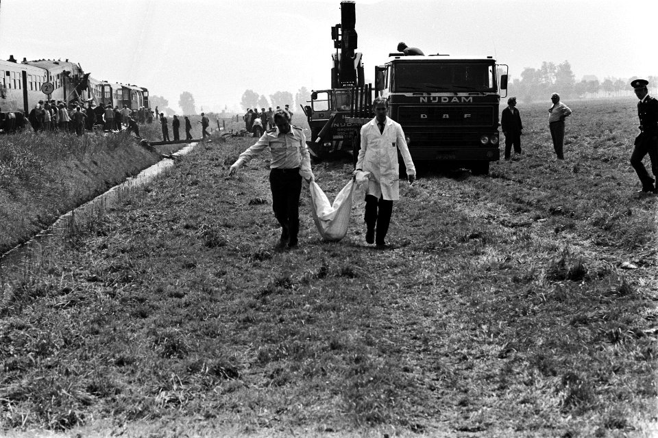 Het wegdragen van een slachtoffer, Bestanddeelnr 930-9396
