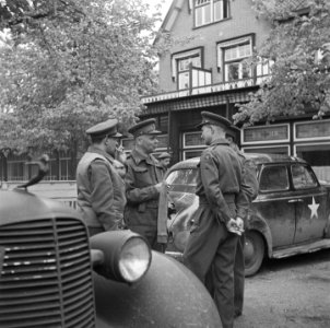 Het Militair Gezag op de Veluwe In het midden generaal mr HJ Kruls, chef-sta, Bestanddeelnr 900-2813
