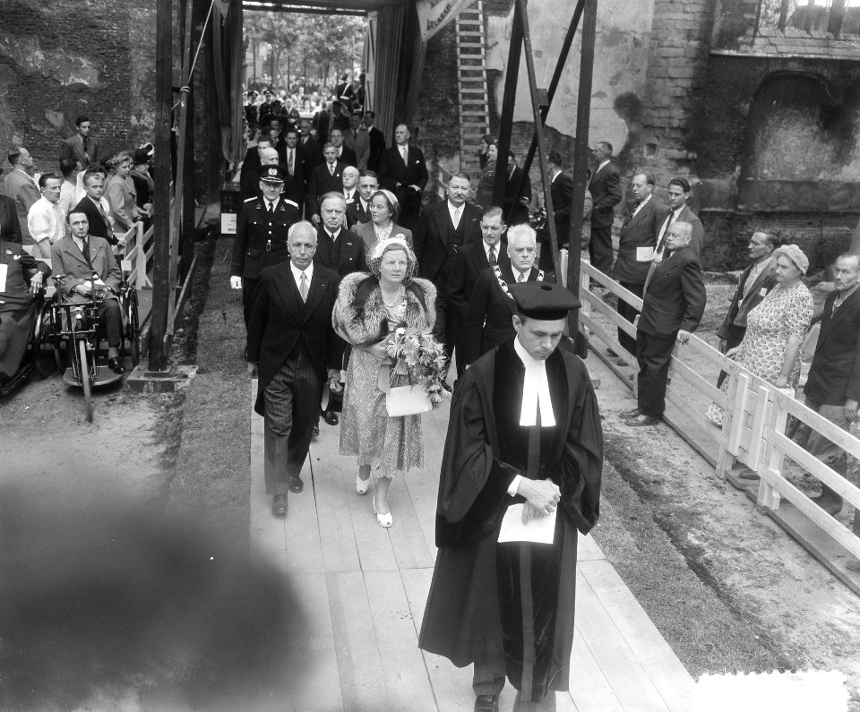 Het leggen van de eerste steen voor de restauratie van de Sint Laurens te Rotter, Bestanddeelnr 905-1197
