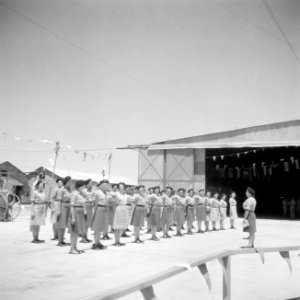 Het Vrouwelijk Hulp Korps in Ataka staat aangetreden bij de aankomst van een sch, Bestanddeelnr 255-6874