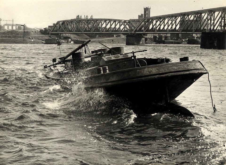 Het Noordzeekanaal met de Velserspoorbrug, ca.1955 De loogtoren van de papierfabriek van Van Gelder is in 1960 opgeblazen. Identificatienummer 54-050383, NL-HlmNHA 1478 25900 K 38