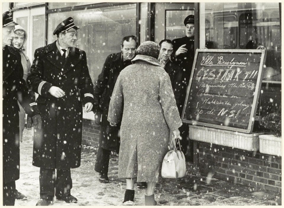 Het NZH kantoor aan het Stationsplein. In verband met de weersomstandigheden zijn alle buslijnen gestaakt., NL-HlmNHA 54004402