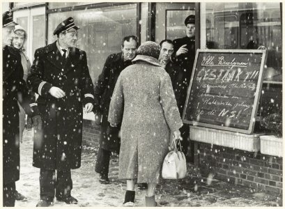 Het NZH kantoor aan het Stationsplein. In verband met de weersomstandigheden zijn alle buslijnen gestaakt., NL-HlmNHA 54004402