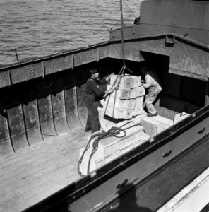 Het lossen van een schip aan de Handelskade, Bestanddeelnr 900-3345