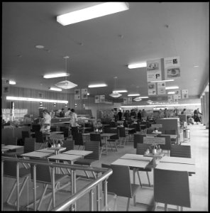 Het nieuwe zelfbedieningsrestaurant van de HEMA 1966 2