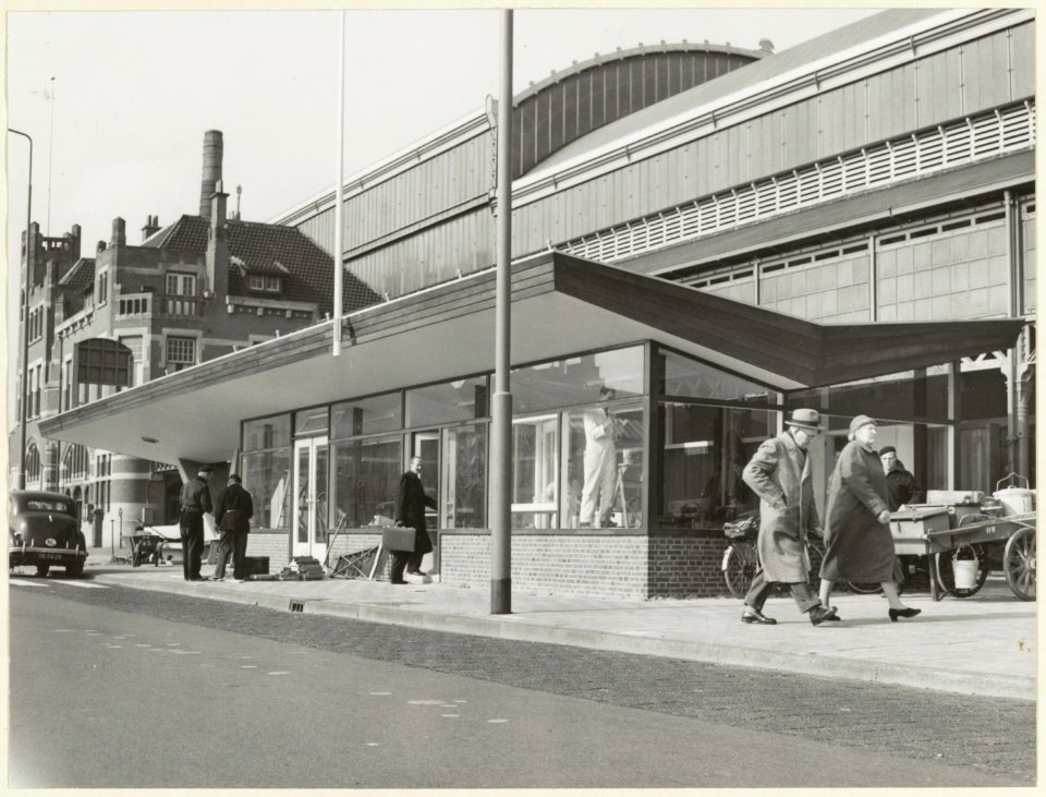Het NZH kantoor aan het Stationsplein tijdens de afbouw