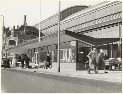 Het NZH kantoor aan het Stationsplein tijdens de afbouw