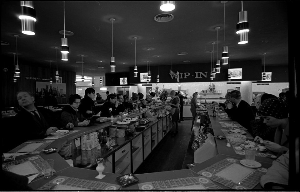 Het nieuwe zelfbedieningsrestaurant Wip-In bij de HEMA 1966