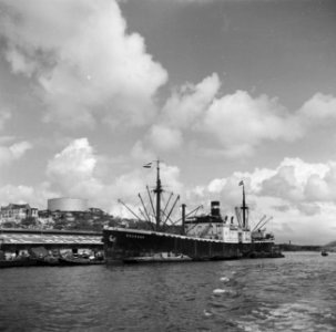 Het vrachtschip Boskoop uit Amsterdam aan de kade in de haven van Willemstad op , Bestanddeelnr 252-7216