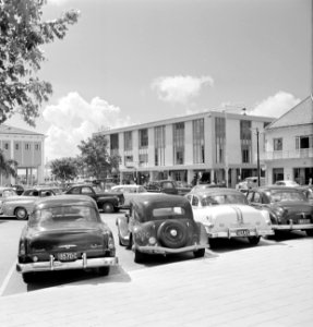 Het Waaigatplein in Willemstad met links het Postkantoor, Bestanddeelnr 252-2779