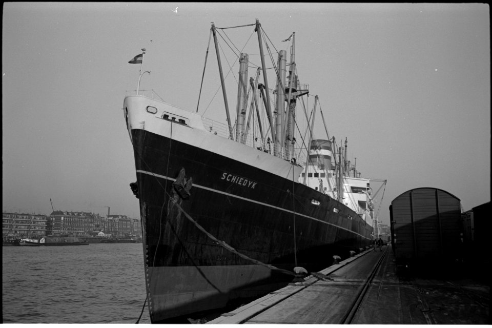 Het vrachtschip met passagiersaccommodatie ss. "Schiedyk" van de Holland-Amerika Lijn, afgemeerd aan de Wilhelminakade. Rotterdam - NL-RtSA 4121 304120-01