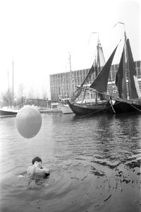 Hiswa 1972 in RAI, demonstratie reddingsvest met signaalballon, Bestanddeelnr 925-4464